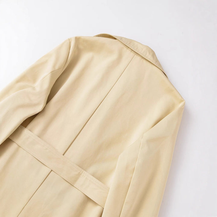 Kvinnor elegant trenchcoat med praktiskt midjebälte Mirla-Eva Jonsson