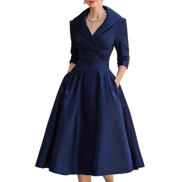 Kvinnor elegant wrap klänning med peplum och praktiska fickor Mirla-Eva Jonsson
