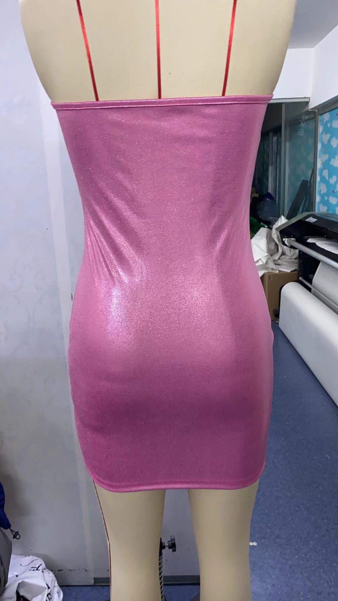 Kvinnor figurnära mini klänning med elastiskt glittrande tyg Mirla-Eva Jonsson