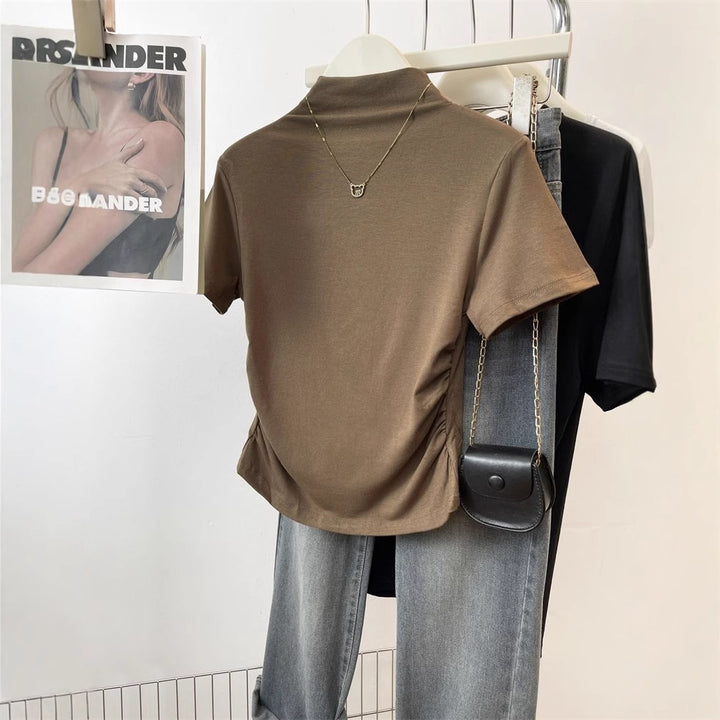 Kvinnor figursydd T-shirt med ståkrage och sofistikerad volangdetalj-Eva Jonsson
