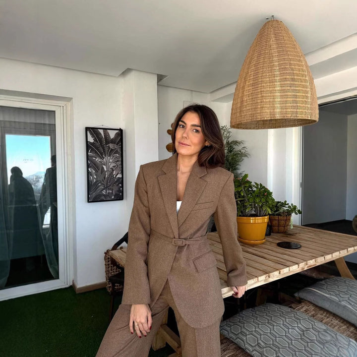 Kvinnor figursydd blazer med bälte och elegant struktur Eva Jonsson-Eva Jonsson