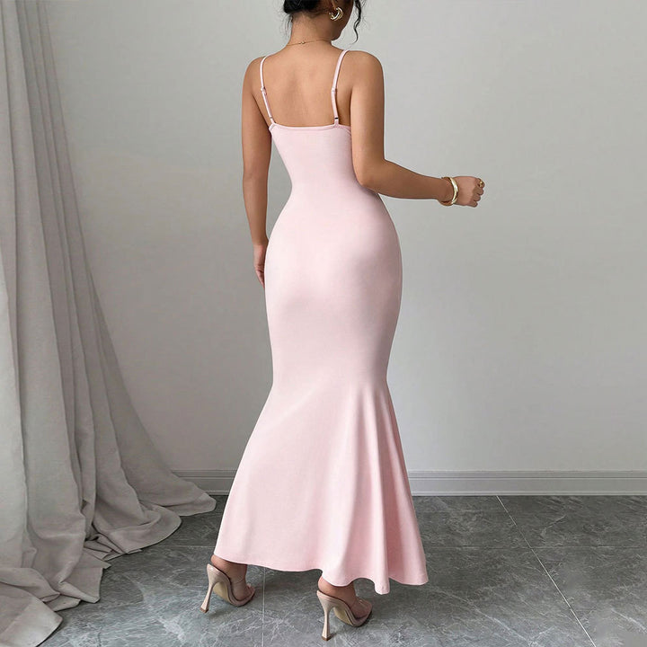 Kvinnor fitted maxi klänning med spagettiband och sofistikerad drapering design Mirla-Eva Jonsson