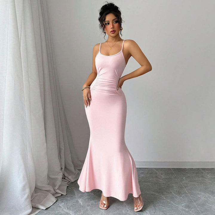 Kvinnor fitted maxi klänning med spagettiband och sofistikerad drapering design Mirla-Eva Jonsson