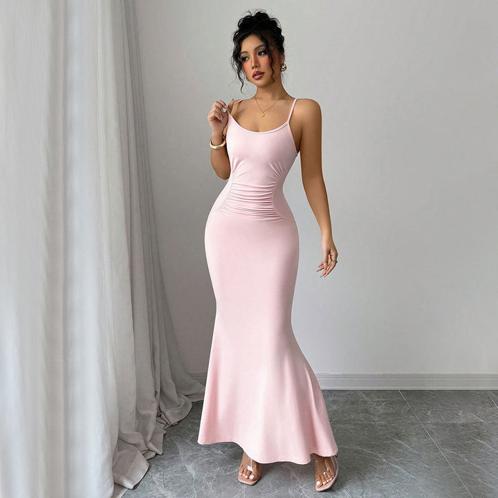 Kvinnor fitted maxi klänning med spagettiband och sofistikerad drapering design Mirla-Eva Jonsson