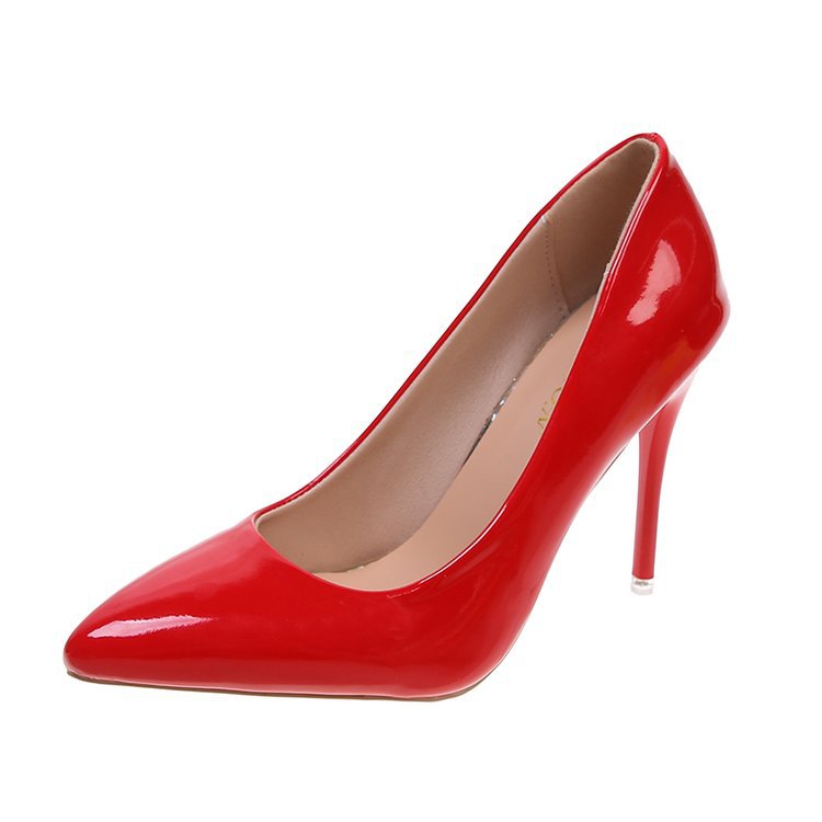 Kvinnor högklackade pumps med glänsande lackfinish och elegant silhuett Mirla-Eva Jonsson
