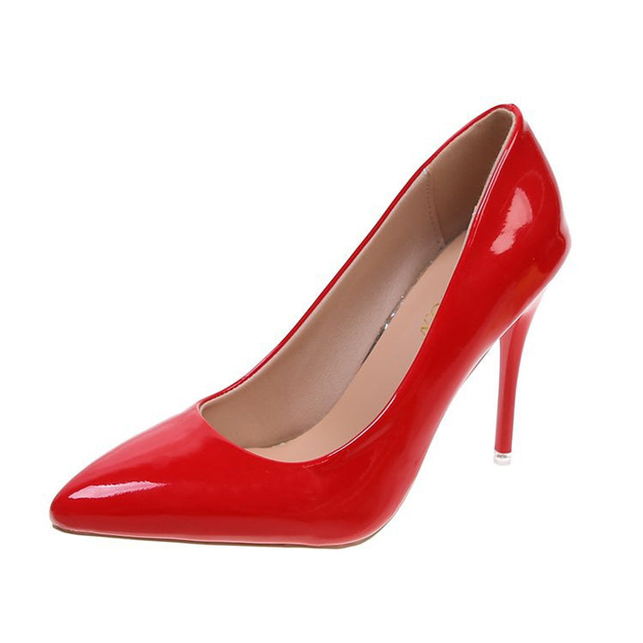 Kvinnor högklackade pumps med glänsande lackfinish och elegant silhuett Mirla-Eva Jonsson