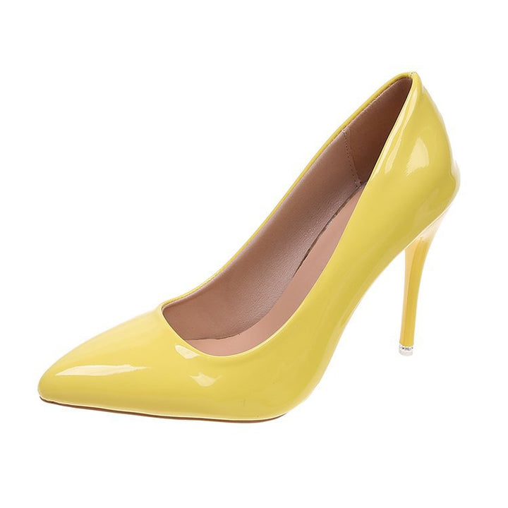 Kvinnor högklackade pumps med glänsande lackfinish och elegant silhuett Mirla-Eva Jonsson
