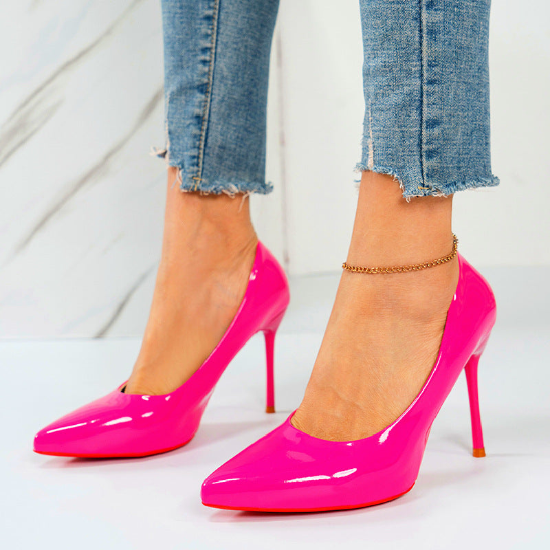 Kvinnor högklackade pumps med glänsande lackfinish och elegant silhuett Mirla-Eva Jonsson