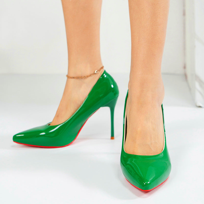 Kvinnor högklackade pumps med glänsande lackfinish och elegant silhuett Mirla-Eva Jonsson