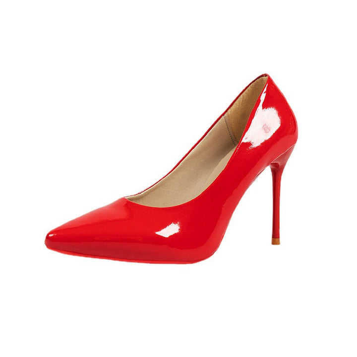 Kvinnor högklackade pumps med glänsande lackfinish och elegant silhuett Mirla-Eva Jonsson
