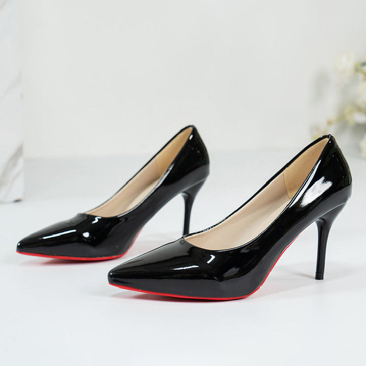 Kvinnor högklackade pumps med glänsande lackfinish och elegant silhuett Mirla-Eva Jonsson