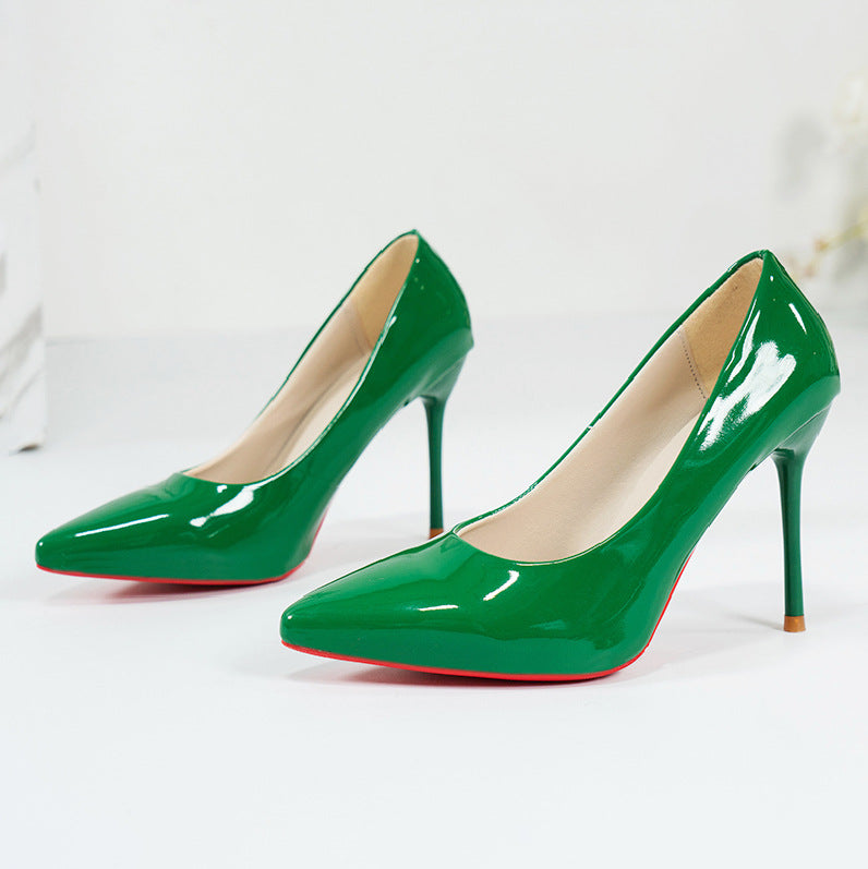 Kvinnor högklackade pumps med glänsande lackfinish och elegant silhuett Mirla-Eva Jonsson