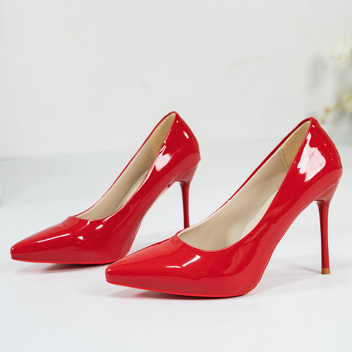 Kvinnor högklackade pumps med glänsande lackfinish och elegant silhuett Mirla-Eva Jonsson