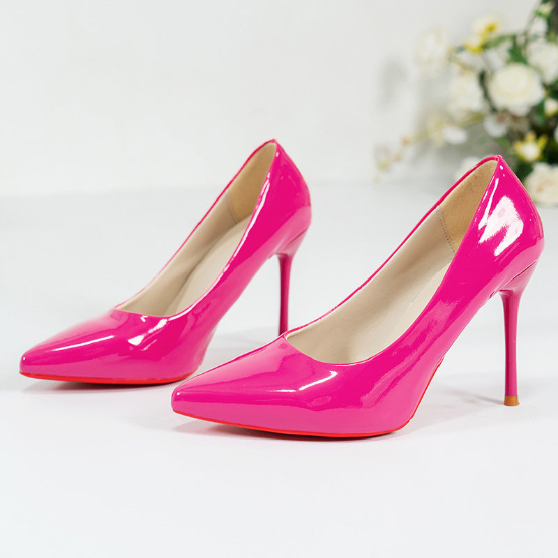 Kvinnor högklackade pumps med glänsande lackfinish och elegant silhuett Mirla-Eva Jonsson