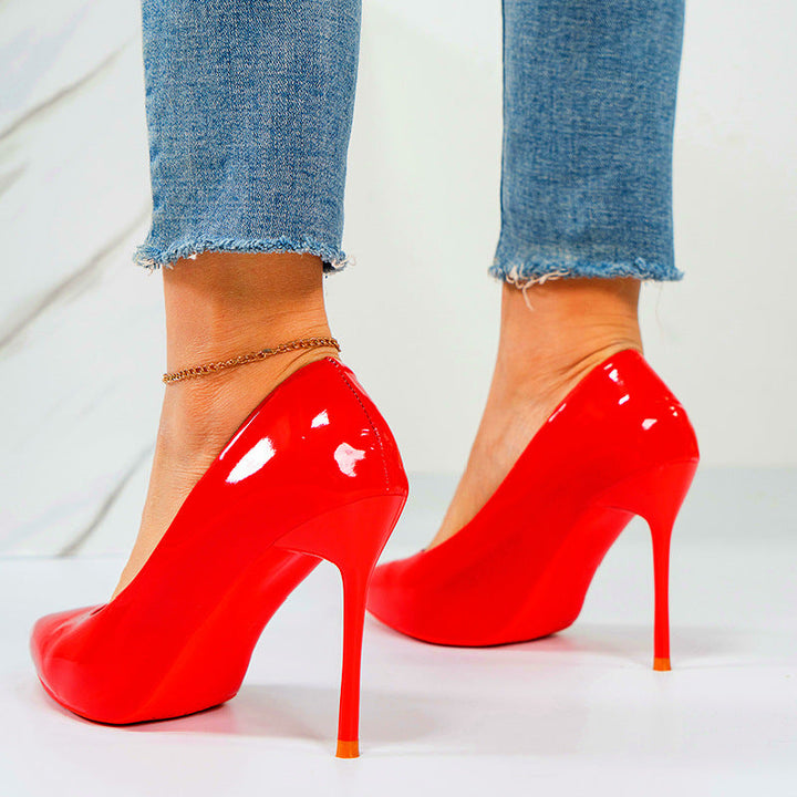 Kvinnor högklackade pumps med glänsande lackfinish och elegant silhuett Mirla-Eva Jonsson