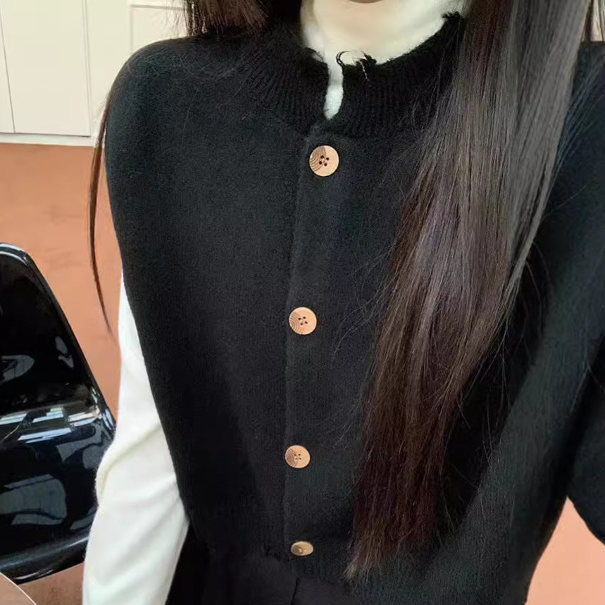 Kvinnor kort cardigan med slits hem och träknapplösa detaljer Mirla-Eva Jonsson
