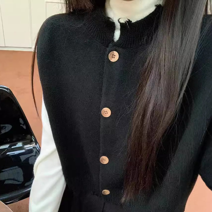 Kvinnor kort cardigan med slits hem och träknapplösa detaljer Mirla-Eva Jonsson