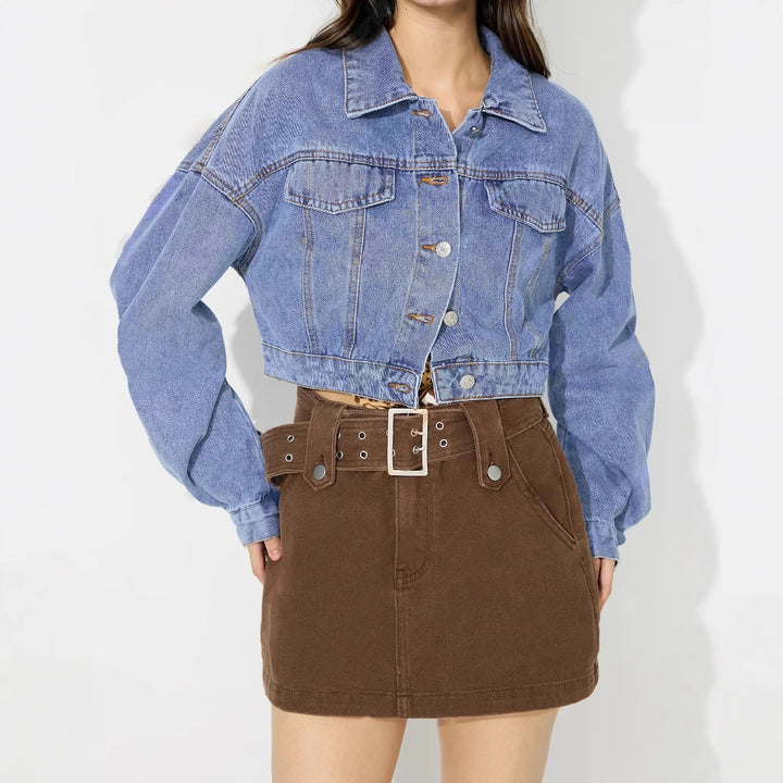 Kvinnor kort denimjacka med voluminösa ärmar och trendiga knappdetaljer Mirla-Eva Jonsson