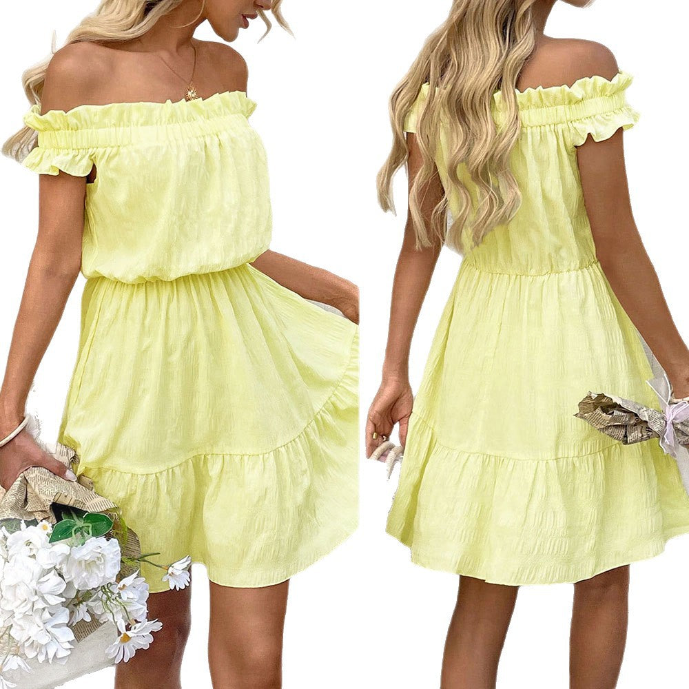 Kvinnor kort sommarklänning med lekfull volangkjol och off-the-shoulder design Mirla-Eva Jonsson