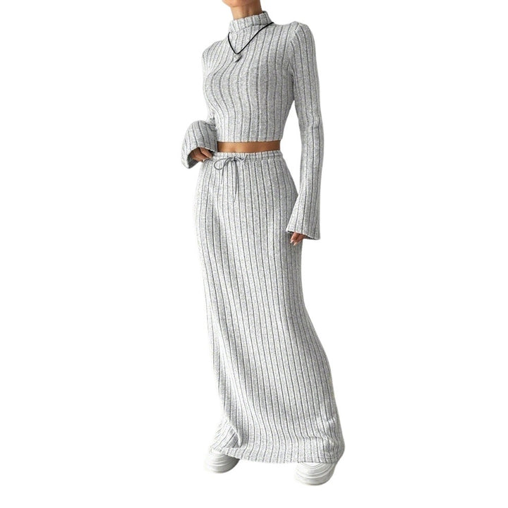 Kvinnor långärmad crop top och maxikjol set med elegant ribbstruktur Mirla-Eva Jonsson