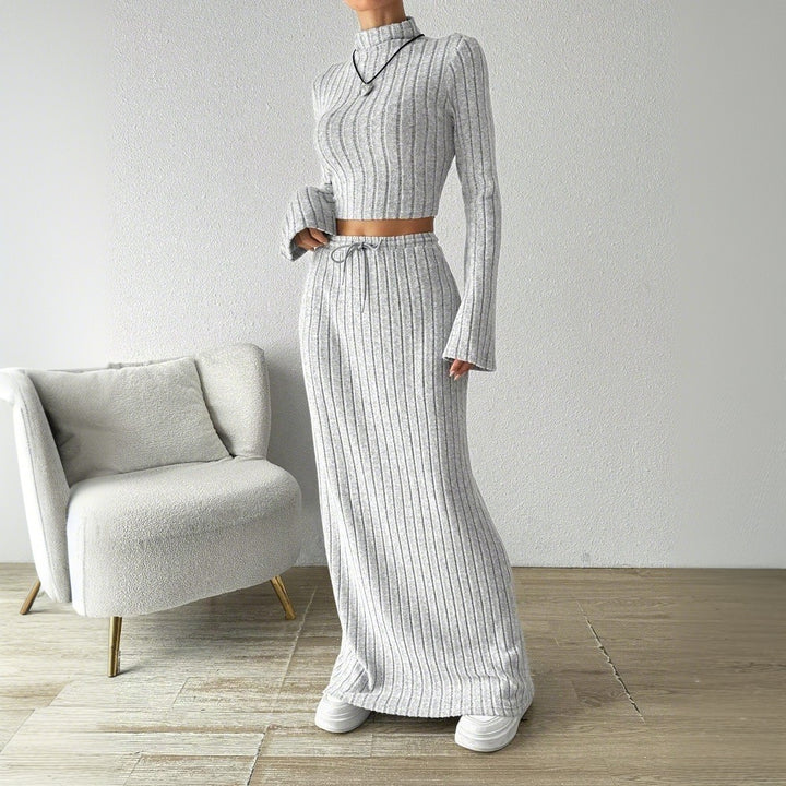 Kvinnor långärmad crop top och maxikjol set med elegant ribbstruktur Mirla-Eva Jonsson