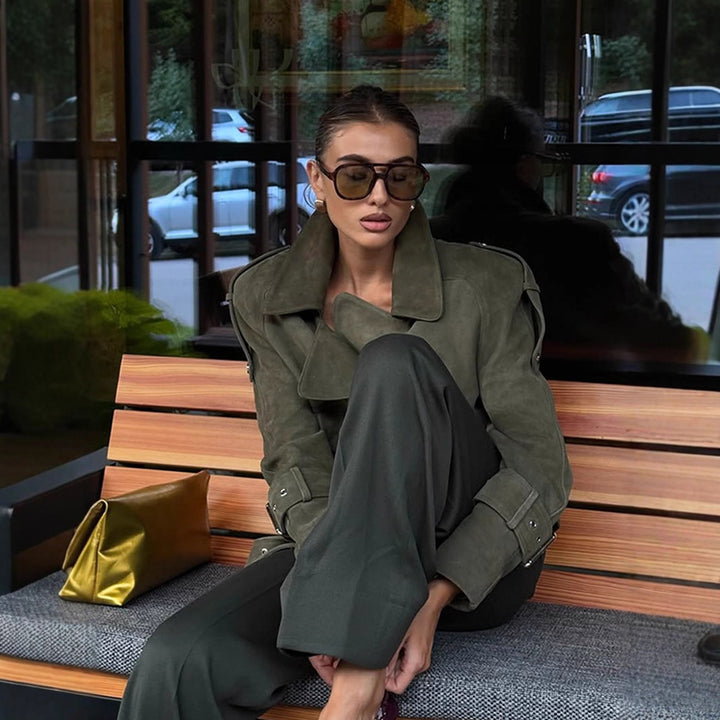 Kvinnor moderiktig mockajacka med timglasdesign och dekorativa spännen Eva Jonsson-Eva Jonsson