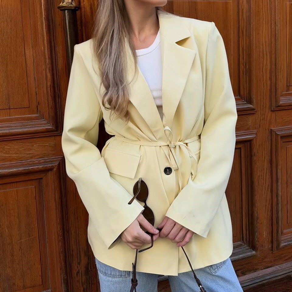 Kvinnor modern blazer med bälte Mirla-Eva Jonsson