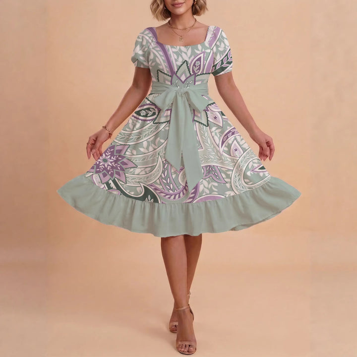 Kvinnor modern blommig klänning med elegant midjebälte och asymmetrisk fåll Mirla-Eva Jonsson