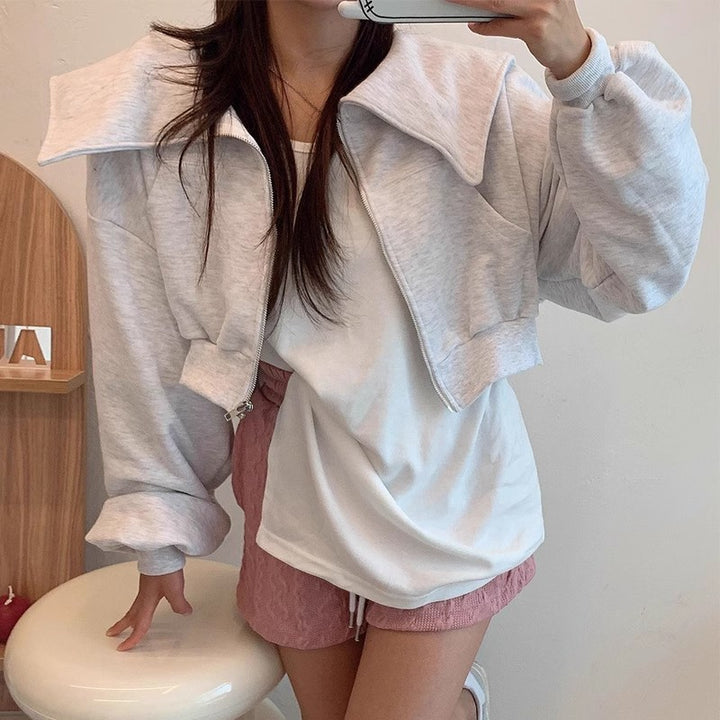 Kvinnor modern kort sweatshirtjacka med generös krage Mirla-Eva Jonsson