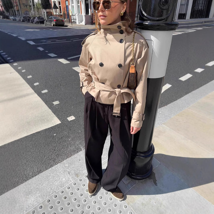 Kvinnor modisk trenchcoat med innovativ design och praktiska detaljer Eva Jonsson-Eva Jonsson