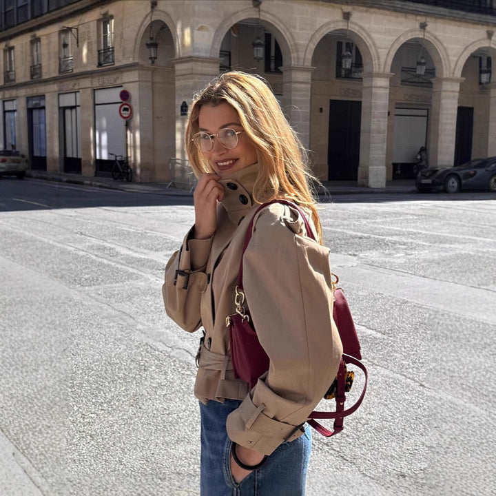 Kvinnor modisk trenchcoat med innovativ design och praktiska detaljer Eva Jonsson-Eva Jonsson