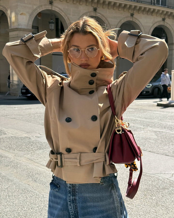 Kvinnor modisk trenchcoat med innovativ design och praktiska detaljer Eva Jonsson-Eva Jonsson