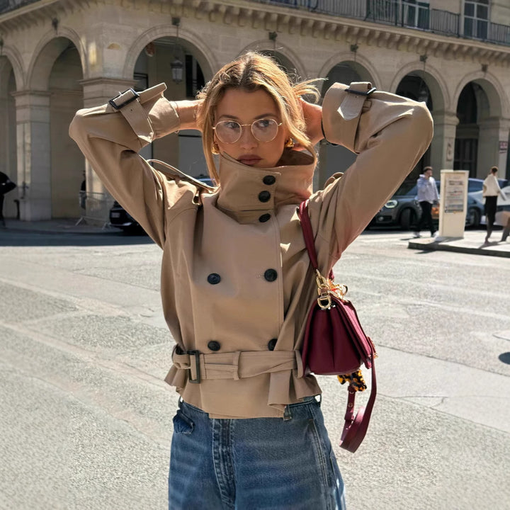 Kvinnor modisk trenchcoat med innovativ design och praktiska detaljer Eva Jonsson-Eva Jonsson