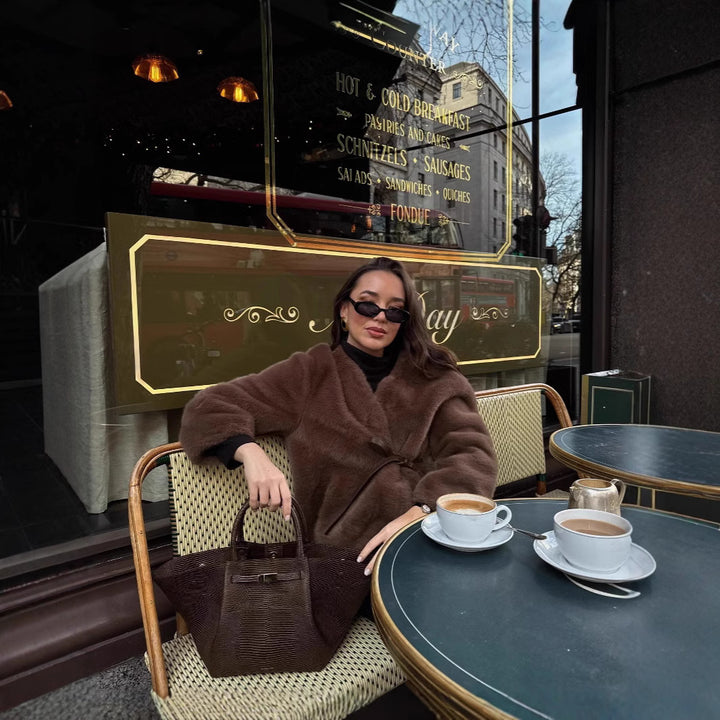 Kvinnor mysig quiltjacka med figursydd design och elegant bälte Mirla-Eva Jonsson