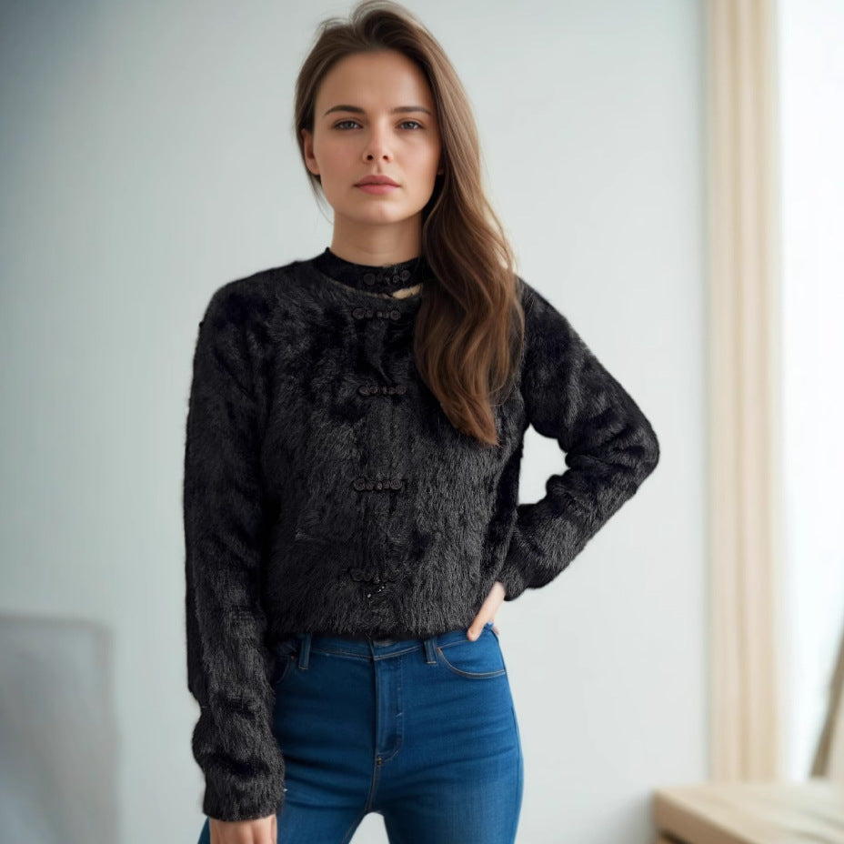 Kvinnor mysig tröja med hög krage och dekorativa knapppdetaljer Mirla-Eva Jonsson