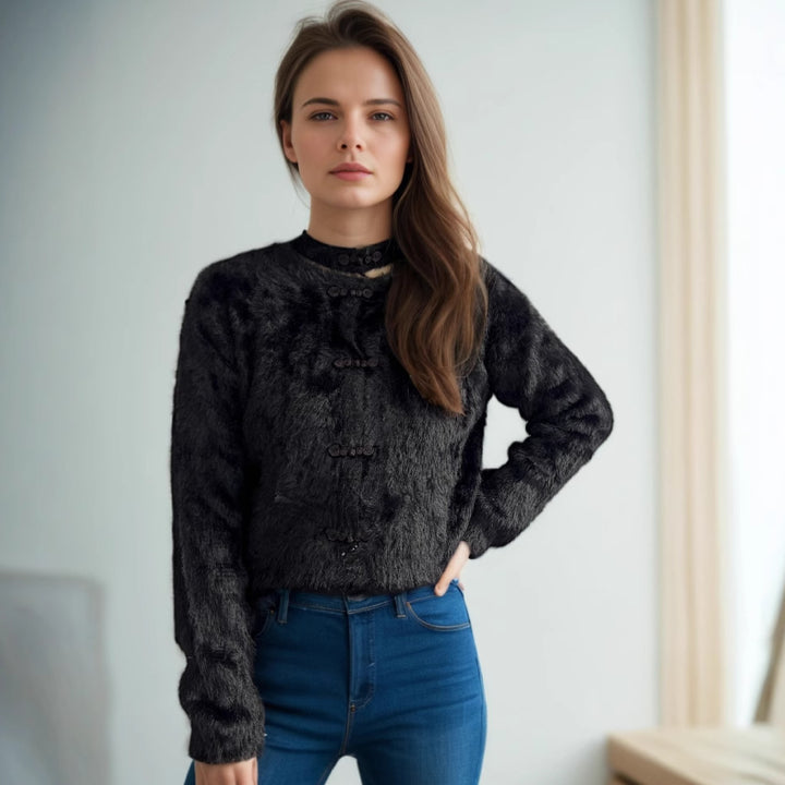 Kvinnor mysig tröja med hög krage och dekorativa knapppdetaljer Mirla-Eva Jonsson