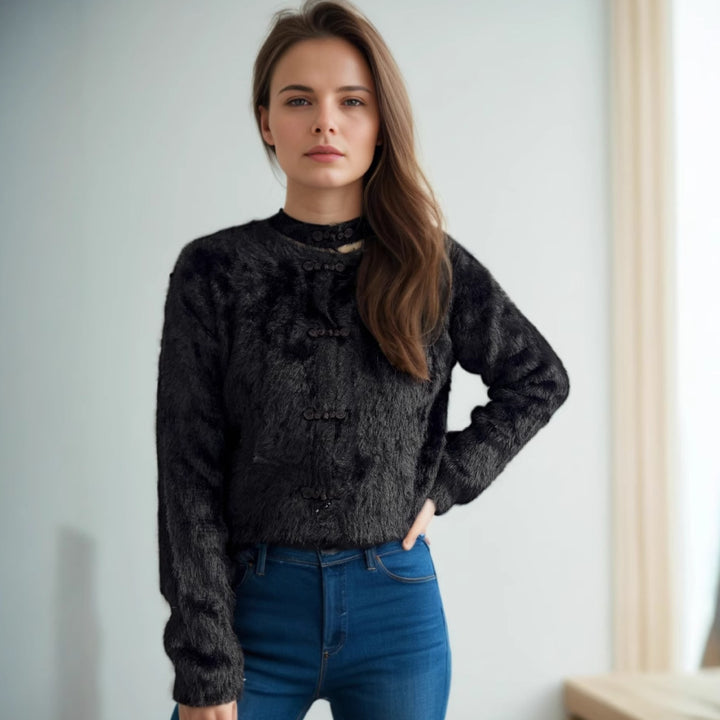 Kvinnor mysig tröja med hög krage och dekorativa knapppdetaljer Mirla-Eva Jonsson