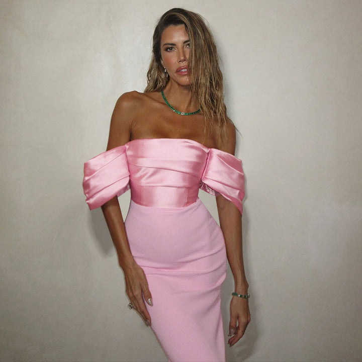 Kvinnor off-shoulder maxiklänning med elegant knytning och voluminösa puffärmar Mirla-Eva Jonsson
