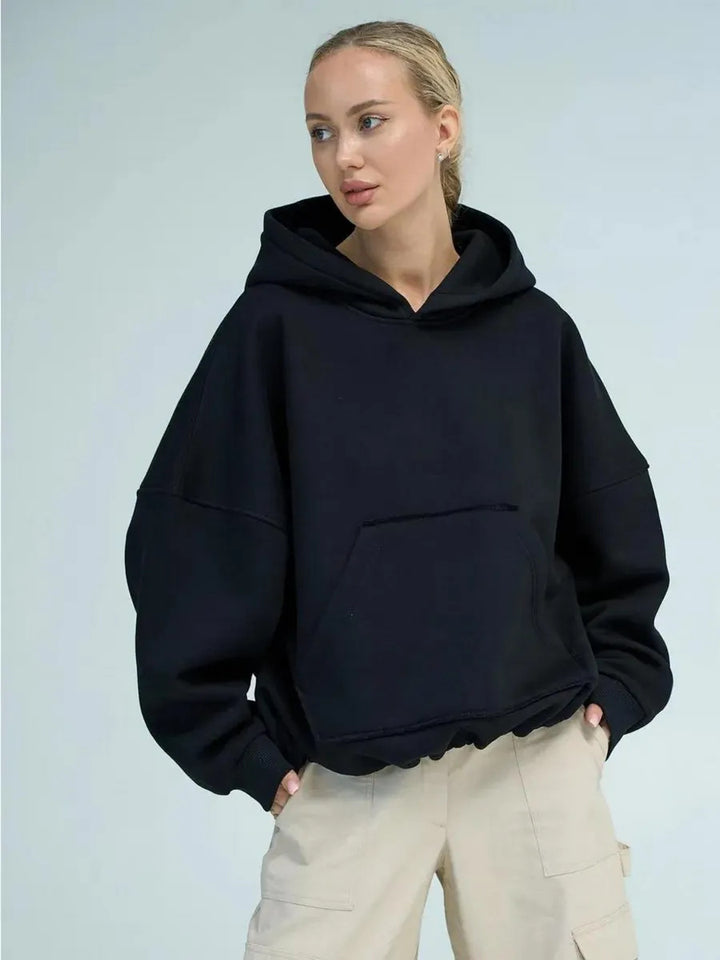 Kvinnor oversized hoodie med avslappnad skärning och praktisk kängurufickan Mirla-Eva Jonsson