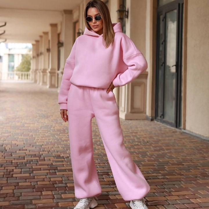 Kvinnor oversized hoodie och bekväm byxor kombination Mirla-Eva Jonsson