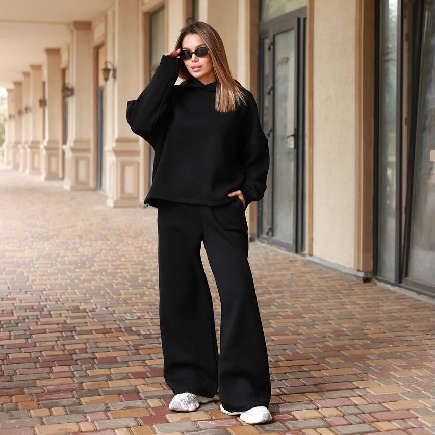 Kvinnor oversized hoodie och bekväm byxor kombination Mirla-Eva Jonsson