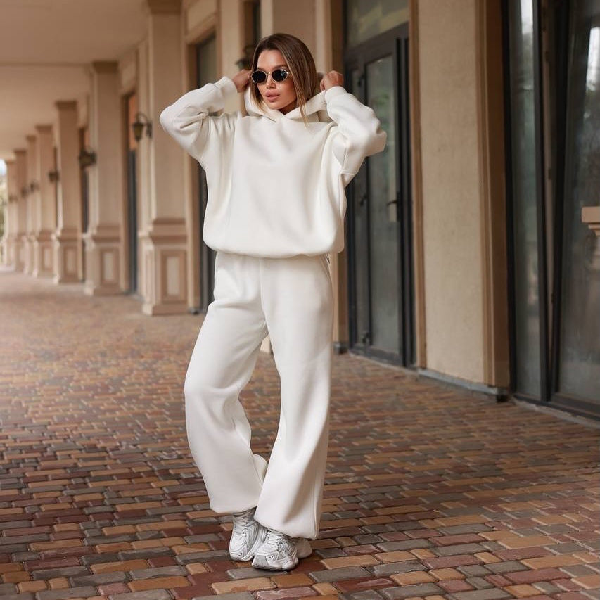 Kvinnor oversized hoodie och bekväm byxor kombination Mirla-Eva Jonsson