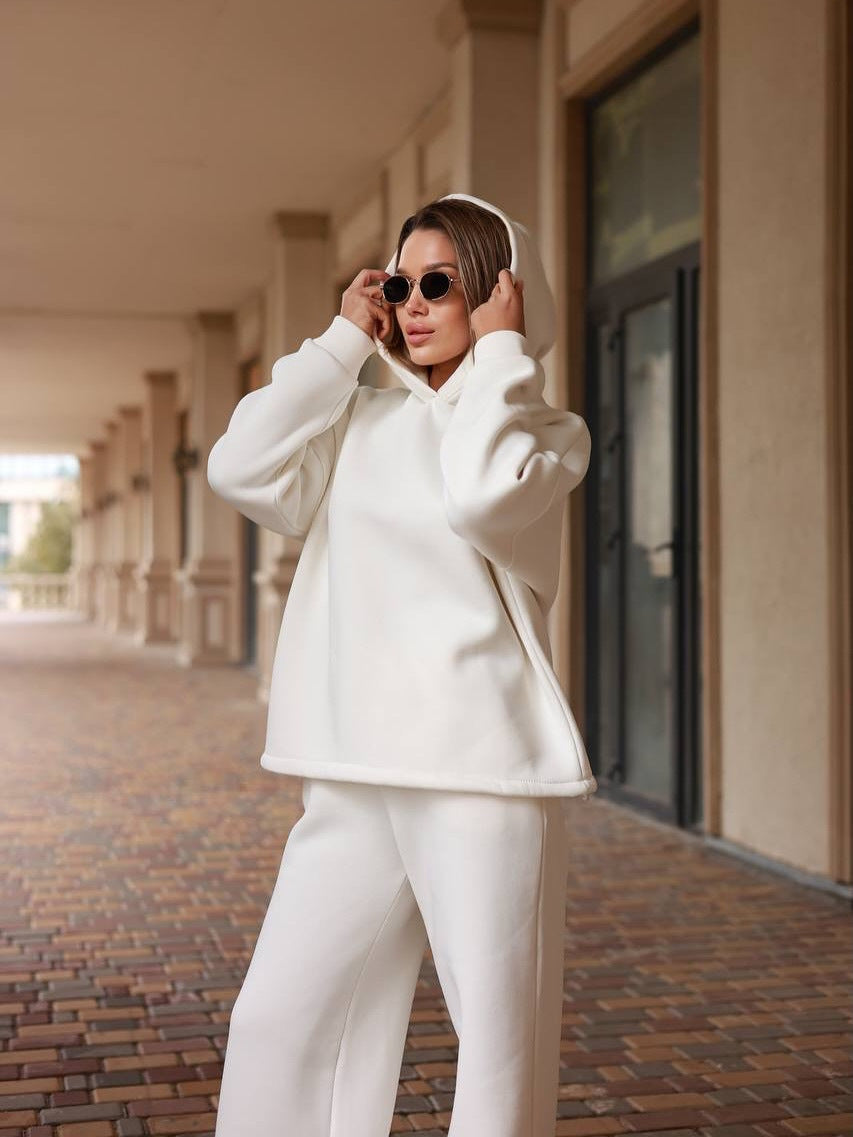 Kvinnor oversized hoodie och bekväm byxor kombination Mirla-Eva Jonsson