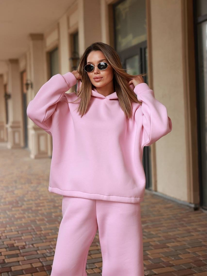 Kvinnor oversized hoodie och bekväm byxor kombination Mirla-Eva Jonsson