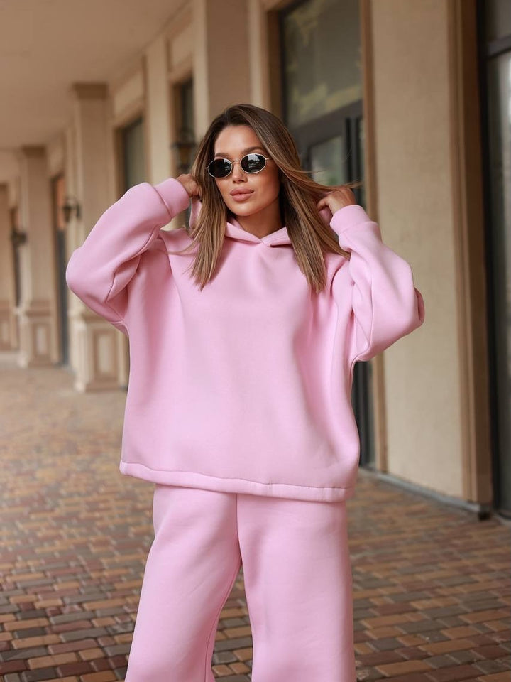 Kvinnor oversized hoodie och bekväm byxor kombination Mirla-Eva Jonsson