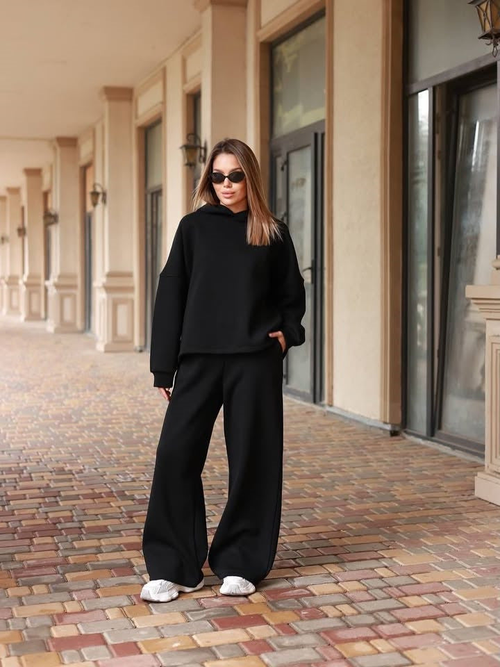 Kvinnor oversized hoodie och bekväm byxor kombination Mirla-Eva Jonsson