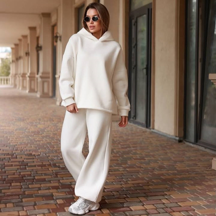 Kvinnor oversized hoodie och bekväm byxor kombination Mirla-Eva Jonsson