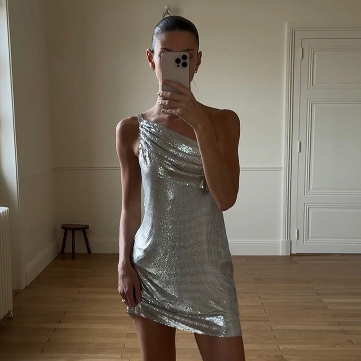 Kvinnor skimrande mini-kostymklänning med asymmetriska remmar och elegant draperingsdetalj Mirla-Eva Jonsson