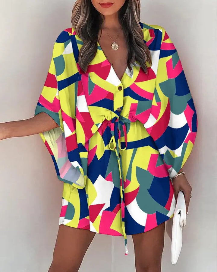 Kvinnor sommarnspirerad omslagsklänning med färgglad geometrisk design och sidoförankring Mirla-Eva Jonsson