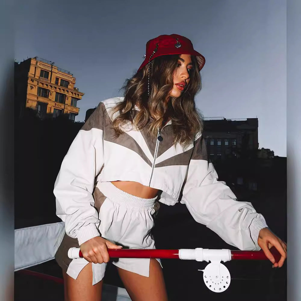 Kvinnor sportig fritidsset med kort jacka och shorts Mirla-Eva Jonsson